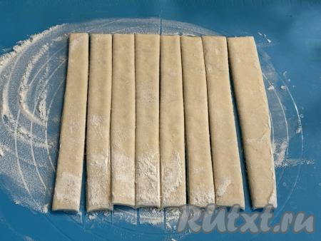 Разрезать тесто на 8 одинаковых полосок.