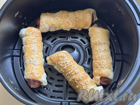 Поставить чашу обратно в аэрогриль и запекать сосиски в слоёном тесте ещё минут 5-7 (до подрумянивания теста).&nbsp;