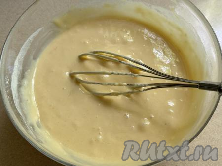 Частями добавляя оставшуюся муку и каждый раз полностью вмешивая её венчиком, замесить в меру густое, однородное тесто, напоминающее сметану средней жирности. В зависимости от величины яиц, качества сгущёнки, для замешивания теста может потребоваться как больше муки, так и меньше, чем указано в ингредиентах, главное -&nbsp;ориентироваться на густоту замешиваемого теста.&nbsp;
