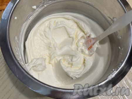 Пока корж "отдыхает", приготовим крем. Для этого в чашу миксера нужно выложить хорошо охлаждённые сливки, всыпать сахар, взбить миксером до мягких пиков, затем добавить творожный сыр и перемешать на низких оборотах миксера до однородности. Крем должен получиться воздушным, однородным.