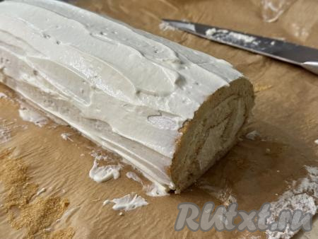 Покрыть рулет оставшимся кремом.&nbsp;