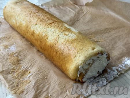 Готовый рулет достать из холодильника, развернуть пергамент.&nbsp;