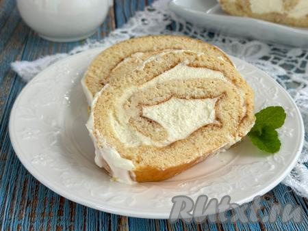 Рулет, приготовленный на сгущёнке с кремом из сливок и творожного сыра, получился нежным, воздушным. Своим вкусом этот десерт "Молочная девочка" украсит любое чаепитие!