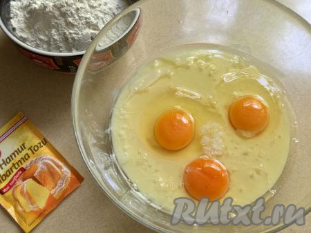 В миску влить сгущённое молоко, добавить яйца.&nbsp;