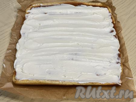 Развернуть остывший корж, смазать его кремом из сливок и творожного сыра. Пару столовых ложек крема я оставила для покрытия рулета сверху перед подачей, этот крем нужно убрать в холодильник.&nbsp;