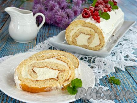 Украсить рулет "Молочная девочка" по своему усмотрению (я украсила ягодами), нарезать на кусочки и подать к столу.&nbsp;