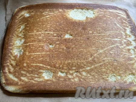 Горячий корж вместе с пергаментом, на котором он выпекался, убрать с противня, перевернуть на другой лист пергамента. Снять пергамент, на котором он выпекался.&nbsp;