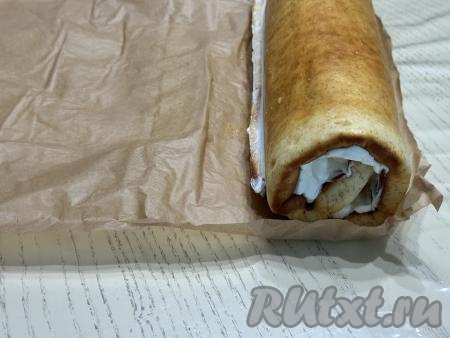 Свернуть корж, смазанный кремом в рулет. Получившийся рулет "Молочная девочка" завернуть в пергамент и убрать в холодильник минимум на 3 часа.&nbsp;