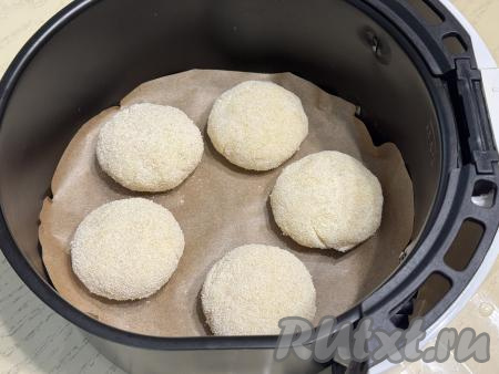 Дно чаши аэрогриля выстелить пергаментом, выложить сформированные картофельные котлеты.&nbsp;