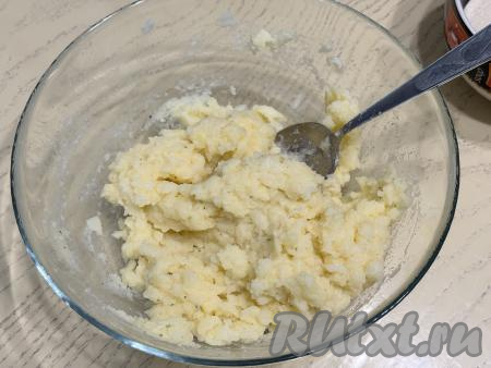 Получившуюся картофельную массу зрительно разделить на 8 равных частей.&nbsp;&nbsp;