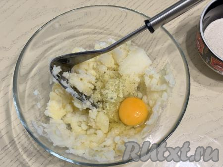Очищенную картошку выложить в кастрюлю, залить полностью водой, поставить на сильный огонь, после закипания, подсолив воду и уменьшив огонь, варить до готовности картофеля (минут 20-25, картошины должны стать достаточно мягкими, легко прокалываться ножом), затем воду, в которой варились клубни, слить. Для этого блюда можно использовать и картофель, оставшийся от ужина или обеда. Выложить варёную картошку в миску, дать немного остыть, размять толкушкой, добавить яйцо и любые специи. Если нужно, подсолить. Ещё раз размять картофельную массу до однородности.&nbsp;