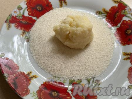 На плоскую тарелку насыпать манку (или муку), в которой вы будет обваливать котлеты. Из каждой части картофельной массы сформировать круглую котлету, обваливая её со всех сторон в манке (или муке). Я вначале сформировала и обваляла в манке 5 котлет - именно столько у меня одновременно помещается в чаше аэрогриля.