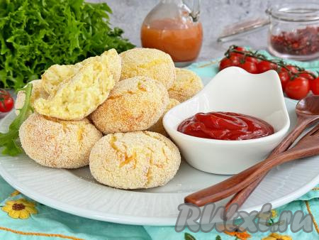 Готовые котлеты выложить на тарелку. Затем сформировать, обвалять в манке (или муке) оставшиеся котлетки из картошки и тоже запечь их в аэрогриле. Нежные, сытные картофельные котлеты, покрытые аппетитной корочкой, подать в качестве гарнира или самостоятельного блюда, дополнив соусом.