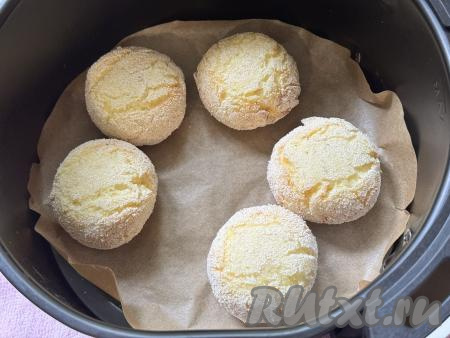 Выставить режим 180 градусов, запекать котлеты из картошки в закрытом аэрогриле 15 минут.&nbsp;