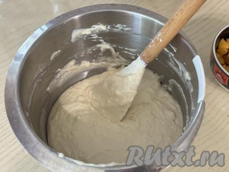 Частями добавляя оставшуюся муку, замесить в меру густое, воздушное тесто, напоминающее сметану средней жирности, как на фото. Как только добились теста нужной густоты, значит не нужно больше добавлять муку.&nbsp;