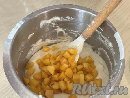 В получившееся тесто добавить абрикосы.&nbsp;