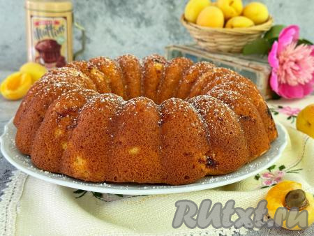 После остывания выложить кекс на плоскую тарелку, можно слегка присыпать сахарной пудрой.&nbsp;