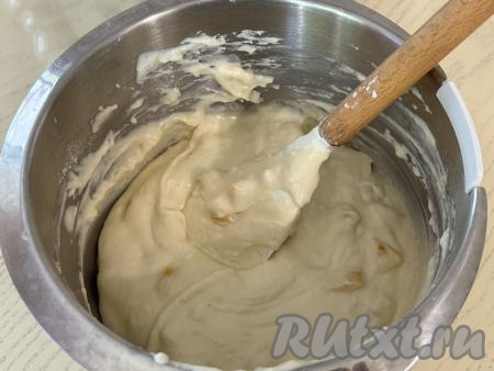 Аккуратно вмешать абрикосы в тесто, равномерно распределяя фрукты по всему тесту.&nbsp;