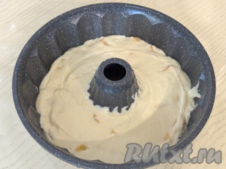 Форму для выпечки (у меня форма диаметром 24 сантиметра) немного смазать растительным маслом, выложить тесто, разровнять.&nbsp;