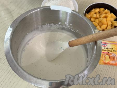 К яйцам, взбитым с сахаром, влить кефир и растительное масло, перемешать лопаткой.&nbsp;