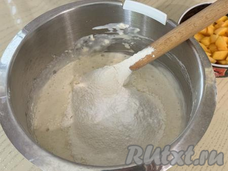 Всыпать 150 грамм просеянной муки и весь разрыхлитель, перемешать тесто лопаткой до однородности.&nbsp;