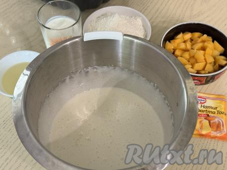 Взбить яйца с сахаром миксером на максимальной скорости в течение 4-5 минут. В процессе взбивания яичная масса посветлеет, увеличится в объёме, сахар растворится. Пока взбиваются яйца, вымыть абрикосы, немного обсушить, нарезать на средние кубики.&nbsp;