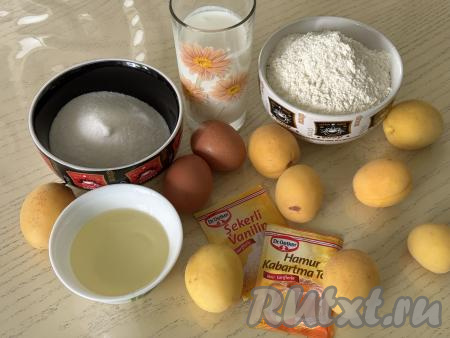 Подготовить продукты для приготовления кекса с абрикосами. Кефир подойдёт любой жирности (я купила жирностью 2,5%).