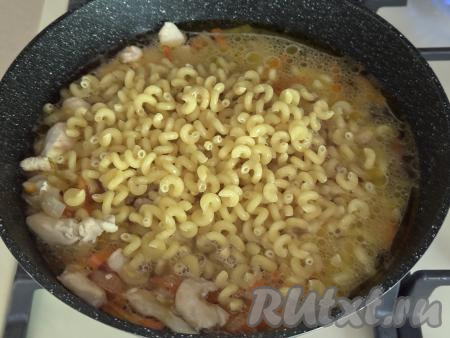 Сразу же влить в сковороду 500 миллилитров кипящей воды. Я быстро подогреваю воду в электрочайнике.