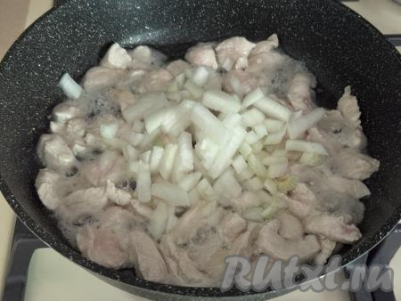 Обжарить мясо на достаточно сильном огне в течение 5 минут, периодически перемешивая. К обжаренному мясу курицы добавить мелко нарезанный лук, перемешать.