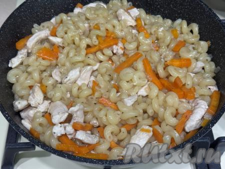 Убрать сковороду с огня, накрыть крышкой и дать блюду настояться минут 5-7.