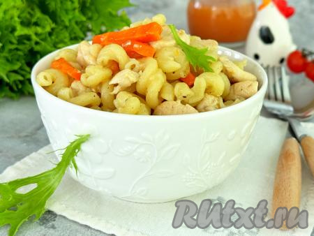 Вкусный, аппетитный, сытный плов, приготовленный из макарон с курицей, разложить со сковороды по тарелкам и подать к столу в горячем виде.