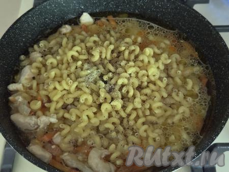 Всыпать соль, добавить любимые специи.