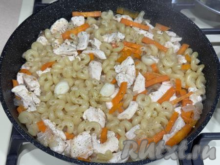 Через 15 минут открыть крышку, попробовать макароны на готовность (они должны стать достаточно мягкими и при этом хорошо держать форму). Если макароны готовы, перемешать содержимое сковороды. Если макароны ещё сыроваты, готовить их ещё 2-3 минуты.&nbsp;