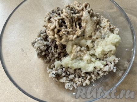 Белый хлеб отжать руками от лишнего молока, в котором он замачивался. Лук почистить. В&nbsp;глубокую миску пропустить через мясорубку&nbsp;филе минтая, лук и хлеб.&nbsp;