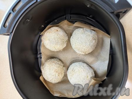 Запекать котлеты из минтая в закрытом аэрогриле 15 минут при температуре 180 градусов.&nbsp;