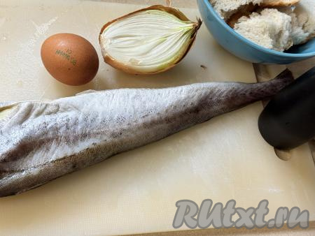 Подготовить продукты для приготовления котлет из минтая в аэрогриле. Минтая разморозить, удалить кожу, затем внутренности вместе чёрной плёночкой из брюшка, хребет с костями, промыть проточной водой, немного обсушить получившееся филе рыбы. Если не хотите разделывать рыбу в домашних условиях, можно купить филе минтая в магазине. Кусочки белого хлеба залить молоком, оставить на 2-3 минуты. 