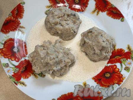 Хорошо вымесить фарш руками, затем разделить его на 6 частей. На достаточно плоскую тарелку насыпать манку (или муку). Из каждой части фарша сформировать рыбную котлету, обваливая её со всех сторон в манке (или муке).&nbsp;Если рыбный фарш будет сильно липнуть к рукам, тогда периодически можно руки слегка смачивать водой.&nbsp;