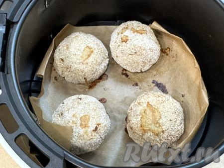 Затем перевернуть рыбные котлеты и готовить ещё минут 7-10.&nbsp;