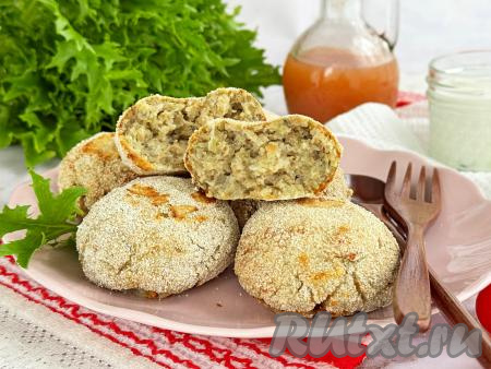 Готовые рыбные котлеты переложить из чаши аэрогриля на тарелку, запечь оставшиеся котлеты. Очень вкусные, нежные котлеты из минтая, дополнив гарниром или салатом, подать к столу.&nbsp;