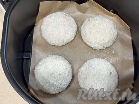 Чашу аэрогриля застелить пергаментом, выложить сформированные котлеты. У меня все котлеты не поместились в чашу, поэтому я жарила их в два этапа. Советую покрывать панировкой котлеты непосредственно перед запеканием. То есть если у вас помещаются в чашу аэрогриля 4 котлеты, то и обваливать в манке (или муке) непосредственно перед запеканием нужно 4 котлеты.&nbsp;