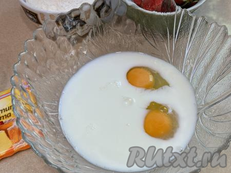 В объёмную миску, в которой будете замешивать тесто, влить молоко, добавить яйца.