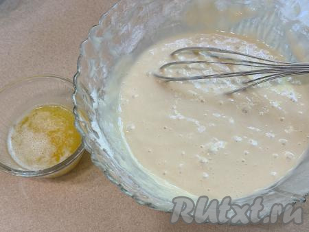 Перемешать тесто венчиком до однородности. Затем небольшими частями добавить оставшуюся муку, каждый раз хорошо перемешивая тесто венчиком. Тесто для вафель должно получиться по густоте, как сметана средней жирности. В зависимости от размера яиц, жирности молока, качества муки, для получения теста нужной густоты может потребоваться чуть больше или чуть меньше муки, чем указано в ингредиентах, поэтому я советую всыпать муку частями, ориентируясь на густоту замешиваемого теста для вафель. Сливочное масло растопить (удобно это делать в микроволновке), дать ему немного остыть.