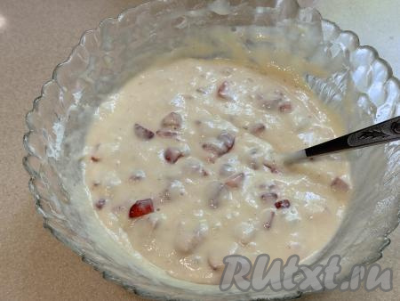 С помощью столовой ложки аккуратно вмешать клубнику, равномерно распределяя ягоды по всему тесту.