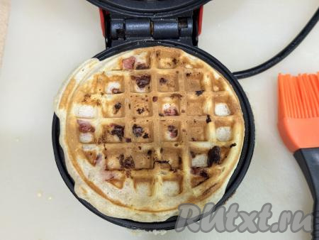 Закрыть створки вафельницы, выпекать вафлю с клубникой минуты 3-4. Продолжительность выпечки зависит от мощности вашей вафельницы, готовая вафля должна хорошо подрумяниться.