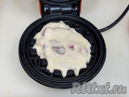 Вафельницу разогреть. Створки вафельницы смазать растительным маслом, выложить 1,5 столовых ложки теста.