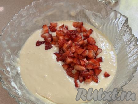 Добавить клубнику в миску с тестом.