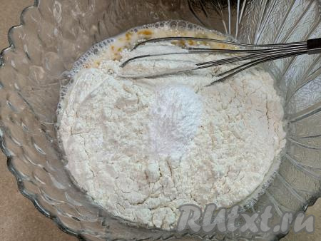 Всыпать сахар, разрыхлитель, соль и 100 грамм муки.