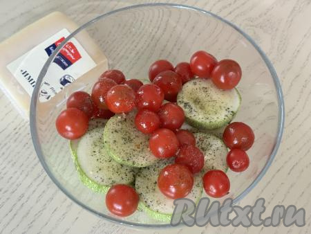 К кружочкам кабачка, по желанию, добавить помидоры черри, затем всыпать соль и специи, влить растительное масло.&nbsp;