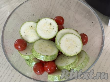 Перемешать, покрывая овощи маслом, солью и специями со всех сторон.&nbsp;