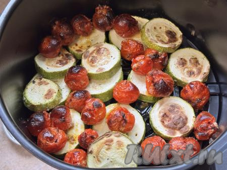 Запекать овощи в закрытом аэрогриле 20 минут (до готовности кабачков, они должны стать достаточно мягкими, легко прокалываться вилкой) при температуре 180 градусов. Если по прошествии 20 минут кабачки будут не готовы, увеличьте время приготовления. Продолжительность запекания во многом определяется мощностью аэрогриля и сортом кабачка.